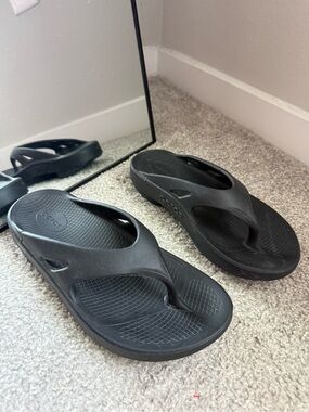 OOFOS Black Flip Flop Thong Sandals Men's Size 9 Women's Size 11 UNISEX